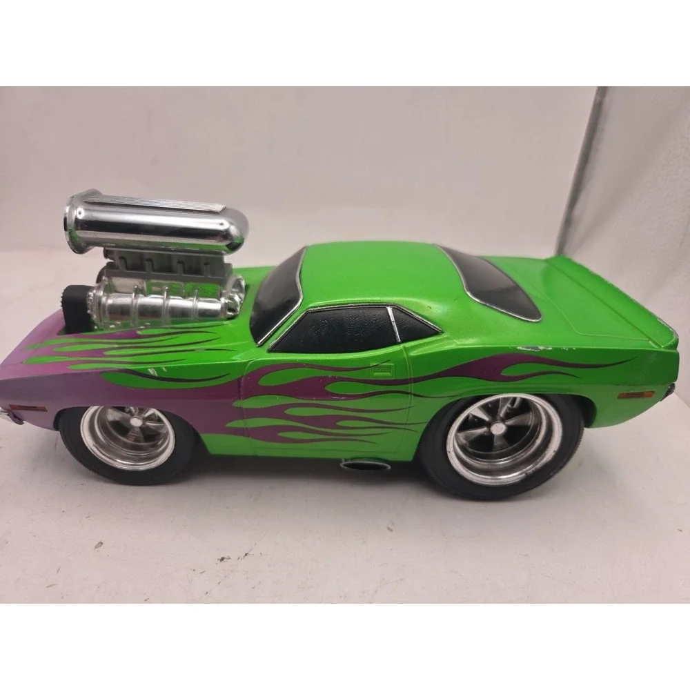 Muscle Machine 1/18 1970 Plymouth HEMI CUDA 2000 Funline Green W/ Purple Flames